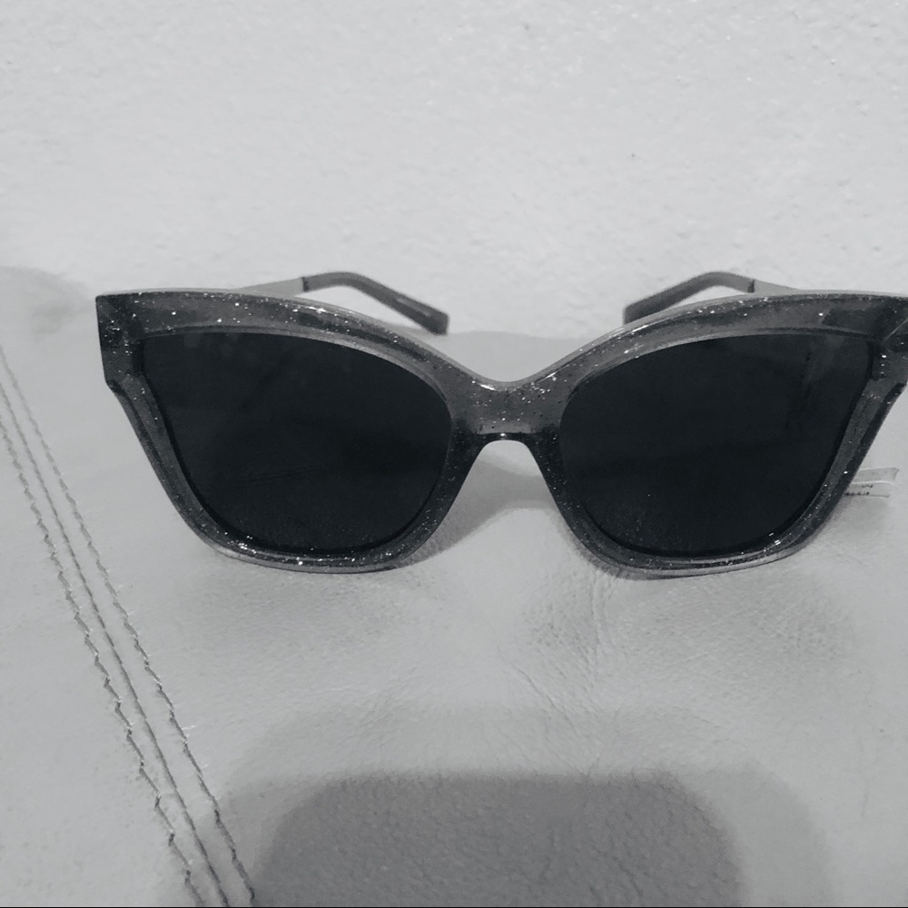 MICHAEL KORS SUNGLASSES - Picture 2 of 8